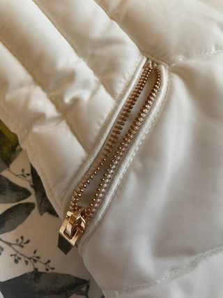 Abrigo corto Zara plumas blanco S