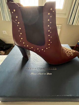 Botines Pedro Miralles granates con tachuelas