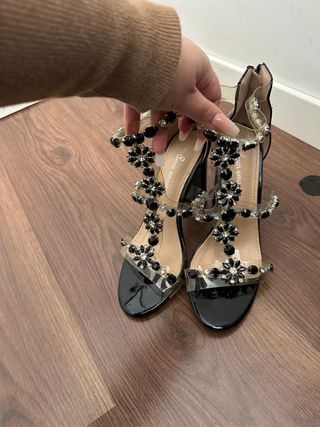 Sandalias de tacón con pedrería