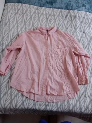 Camisa rosa de manga larga oversize.
