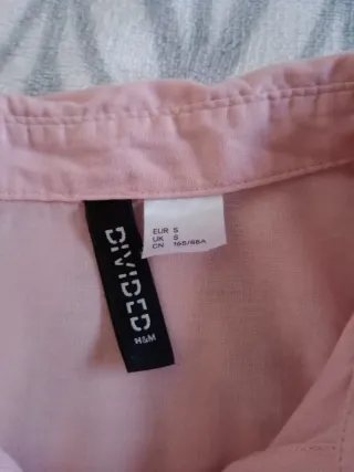 Camisa rosa de manga larga oversize.