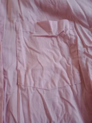 Camisa rosa de manga larga oversize.