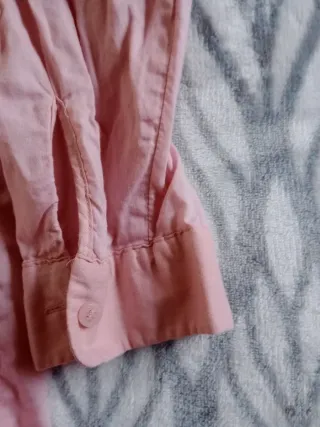 Camisa rosa de manga larga oversize.