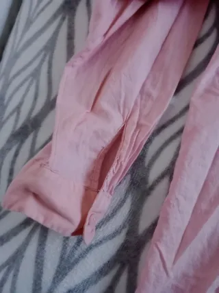 Camisa rosa de manga larga oversize.