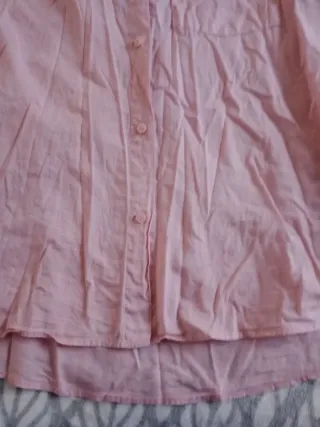 Camisa rosa de manga larga oversize.