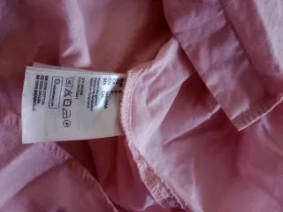 Camisa rosa de manga larga oversize.