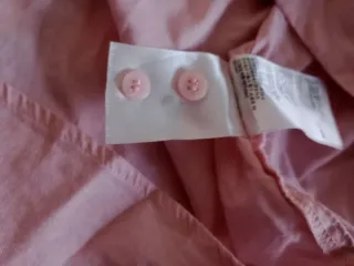 Camisa rosa de manga larga oversize.