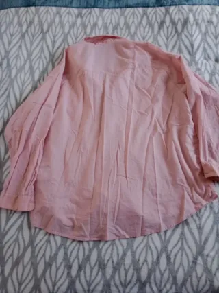 Camisa rosa de manga larga oversize.