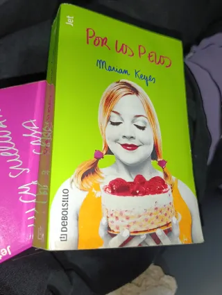 Por Los Pelos (Spanish Edition)