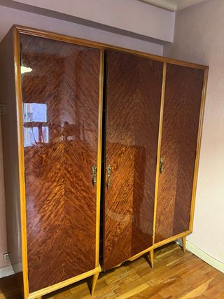 Armario de madera y cristal