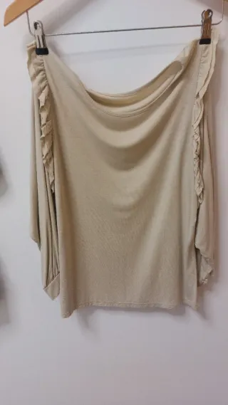 Camiseta beige con volantes