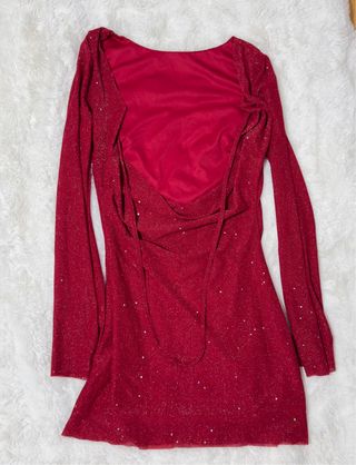 Vestido rojo brillante.