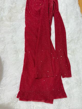 Vestido rojo brillante.
