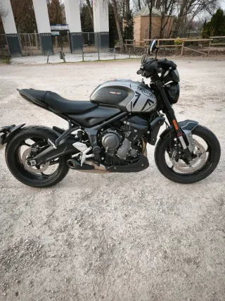 Triumph Trident 660 Negra/Gris