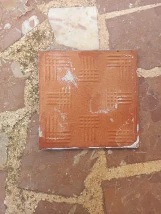 Azulejo cerámico antiguo 15x15 cm. 17,6 €/m²