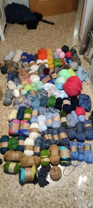 Lote de ovillos de lana y conos