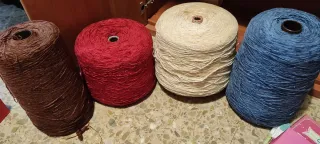 Lote de ovillos de lana y conos