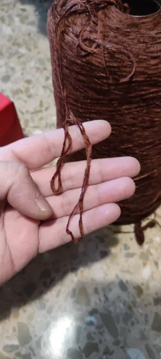 Lote de ovillos de lana y conos