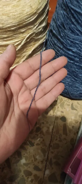 Lote de ovillos de lana y conos