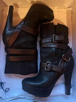 Botines Guess Negros con Tiras y Hebillas