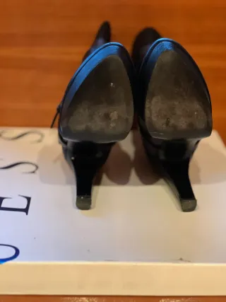 Botines Guess Negros con Tiras y Hebillas