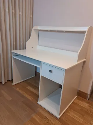 Mesa de estudio IKEA blanca – mejoras incluidas