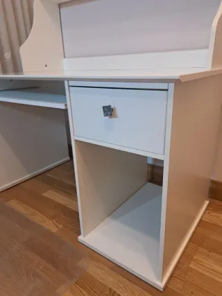 Mesa de estudio IKEA blanca – mejoras incluidas