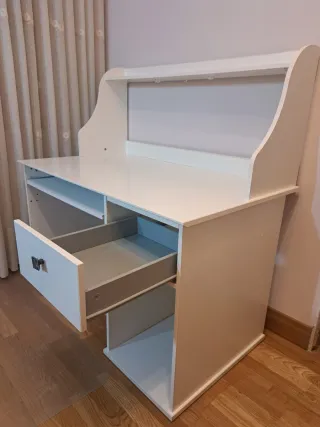 Mesa de estudio IKEA blanca – mejoras incluidas