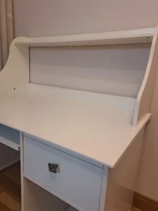 Mesa de estudio IKEA blanca – mejoras incluidas