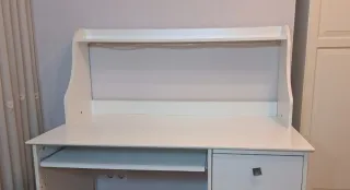 Mesa de estudio IKEA blanca – mejoras incluidas