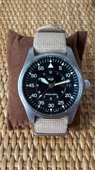 Reloj Seiko 5 Militar Automático Negro Beige