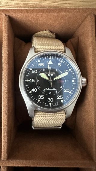 Reloj Seiko 5 Militar Automático Negro Beige