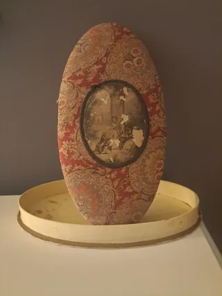 Antigua caja confitería cartón ovalada tapa tela