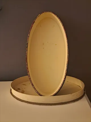 Antigua caja confitería cartón ovalada tapa tela