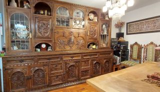 Aparador, mesa y 8 sillas de nogal tallado