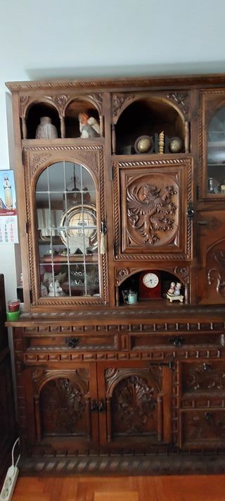 Aparador, mesa y 8 sillas de nogal tallado