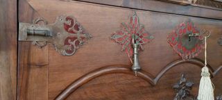 Aparador, mesa y 8 sillas de nogal tallado