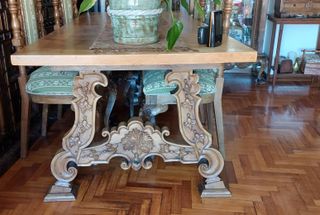 Aparador, mesa y 8 sillas de nogal tallado