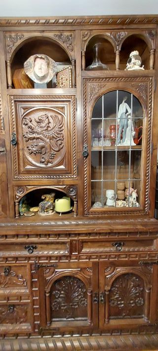 Aparador, mesa y 8 sillas de nogal tallado