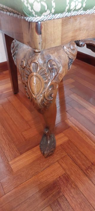 Aparador, mesa y 8 sillas de nogal tallado