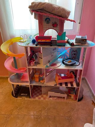 Casa de muñecas LOL con tobogán