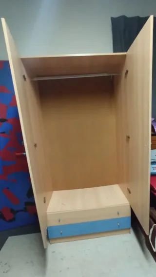 Armario de madera beige y azul