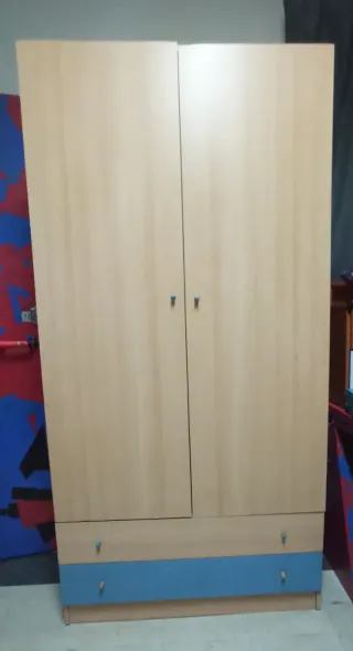 Armario de madera beige y azul