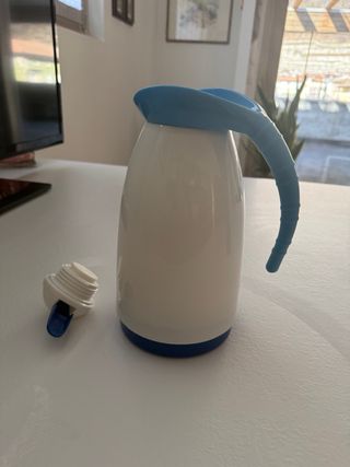 Caraffa termica blu e bianca