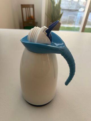 Caraffa termica blu e bianca