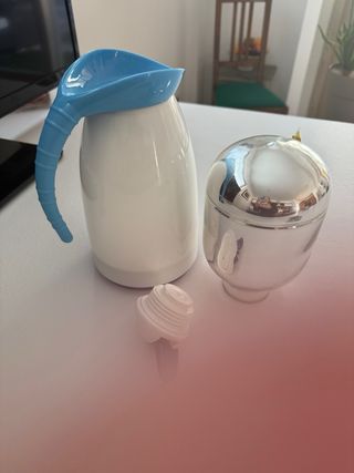 Caraffa termica blu e bianca