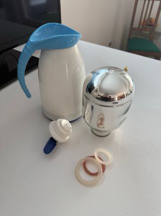 Caraffa termica blu e bianca