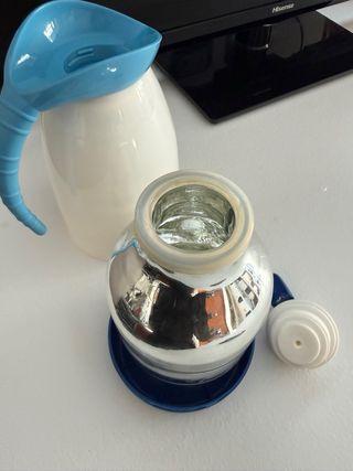 Caraffa termica blu e bianca