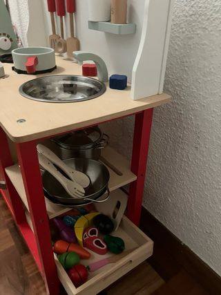 Cocinita de madera con accesorios