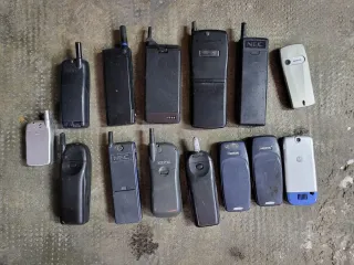 Lotto 24 telefoni vintage da testare